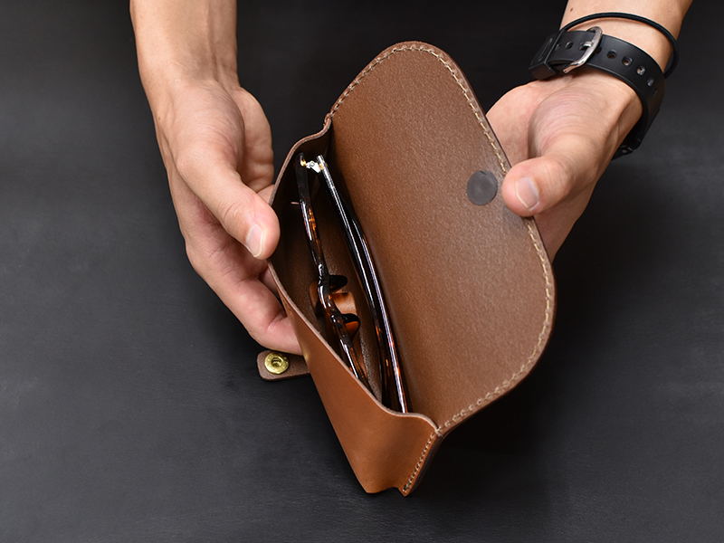 10月、斎藤、メガネケースをお勧めします｜革鞄・革小物のHERZ公式通販