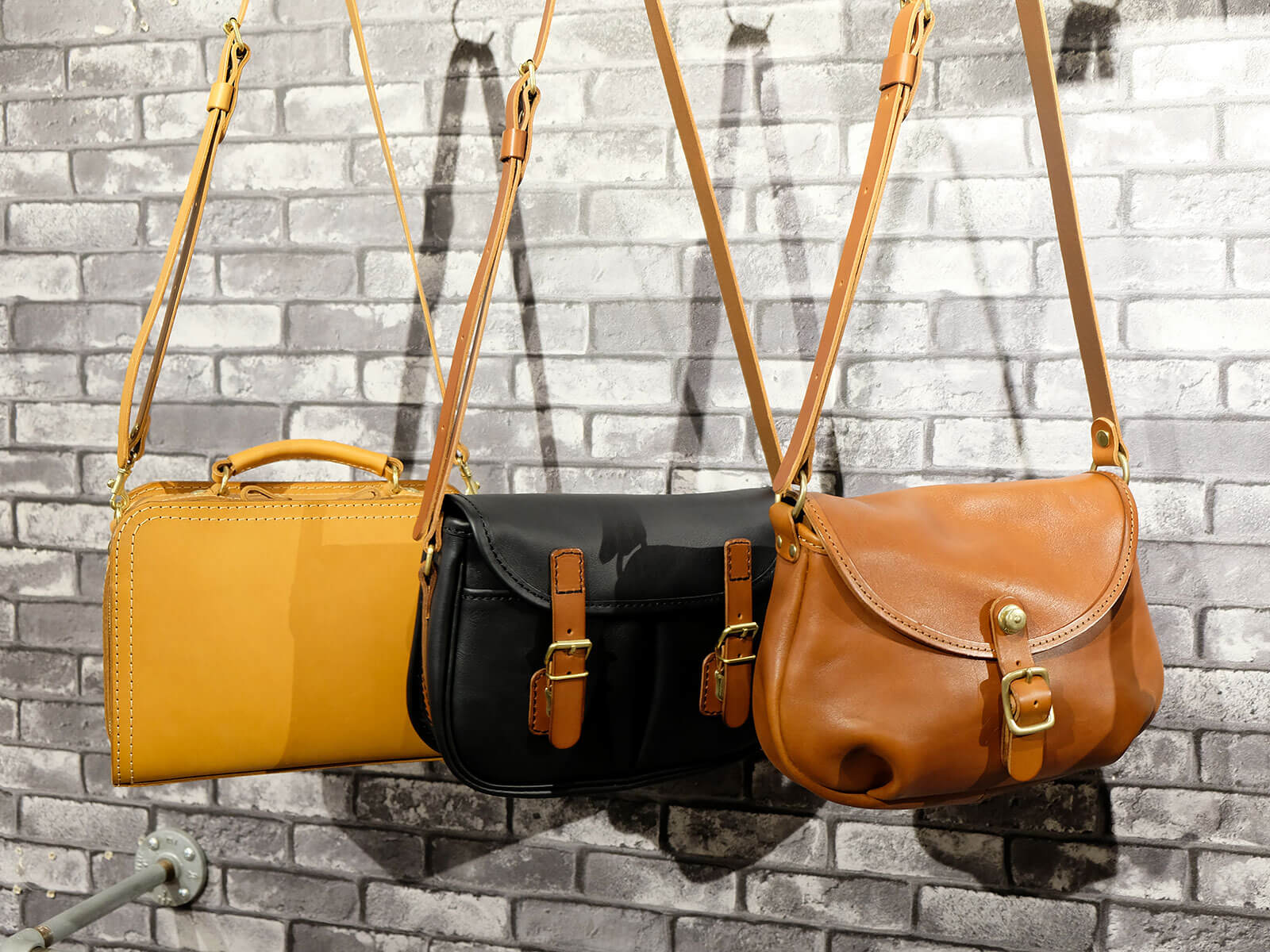 メンズにおすすめ！ミディアムサイズのショルダーバッグ｜革鞄・革小物