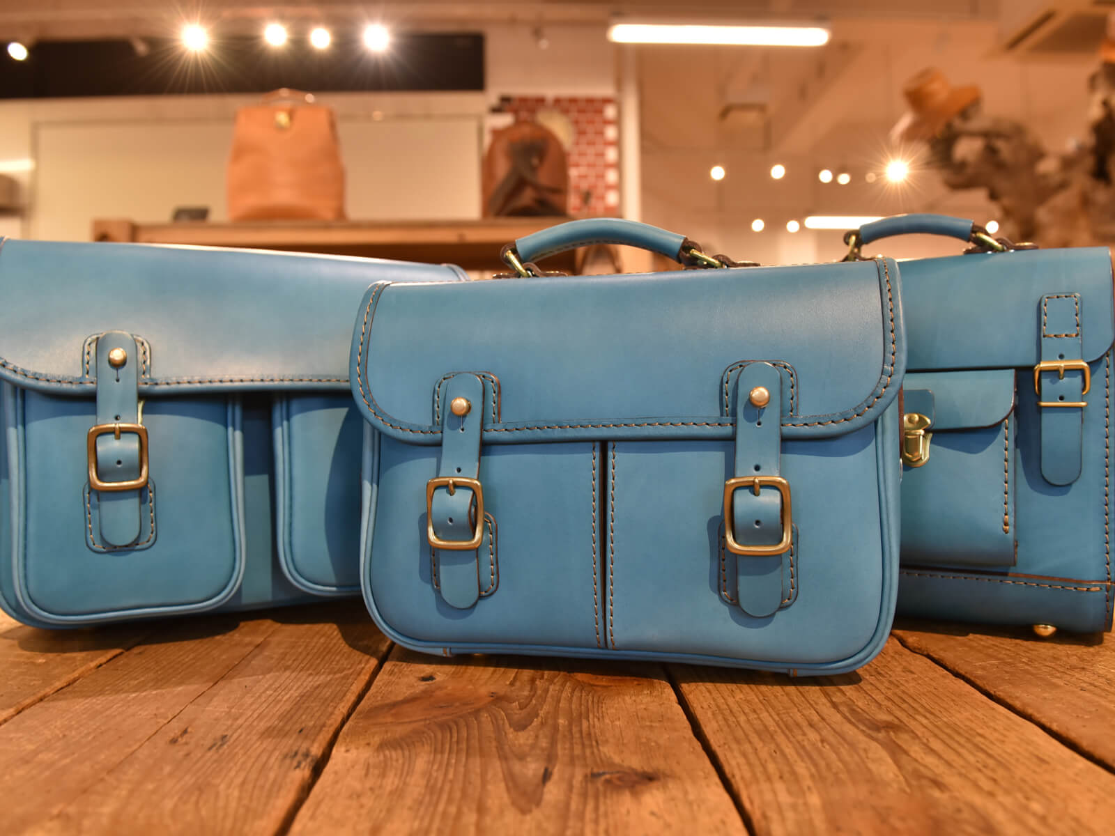 夏の限定革「セルリアンブルー」本店ラインナップの一部をご紹介｜革鞄