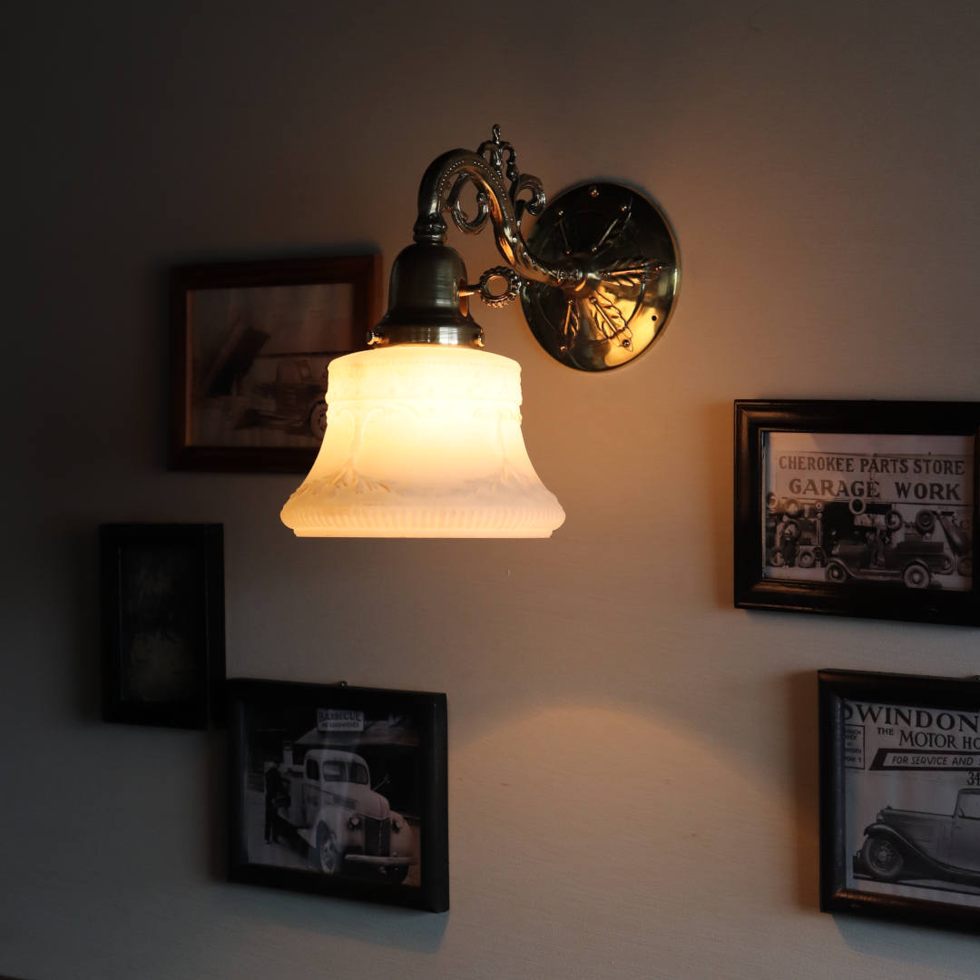 USAヴィンテージミルクガラスシェード付コロニアルブラケットライト