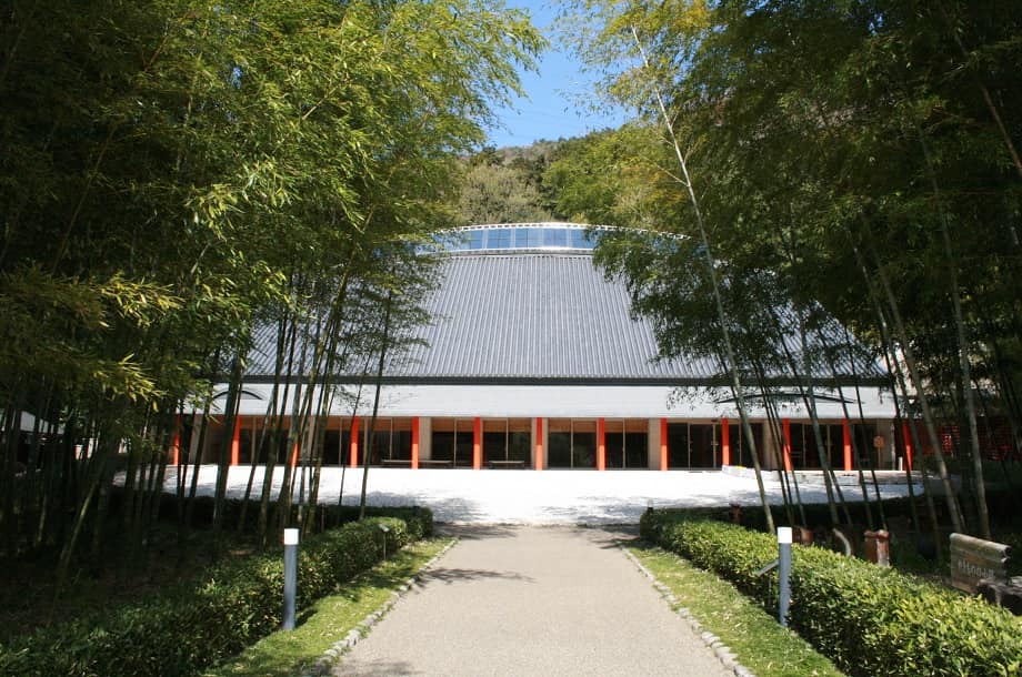 姫路市書写の里・美術工芸館】新春特別展「根付〈NETSUKE〉－手のひら