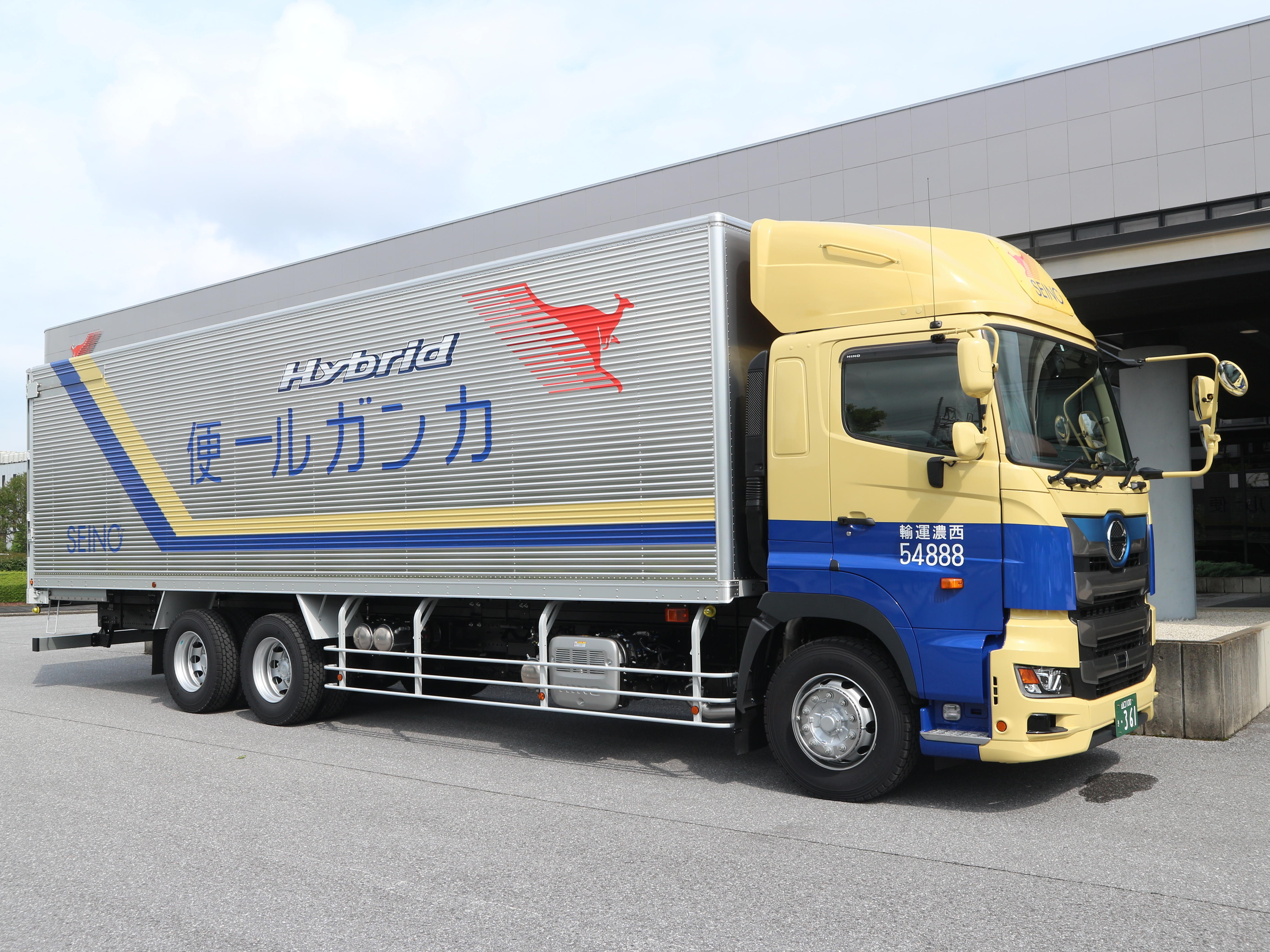 西濃運輸、世界初の技術を搭載した大型ハイブリッドトラック「日野