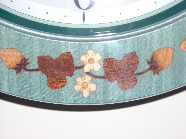 象嵌細工で高級感があふれる電波掛け時計 プリュマージュ 8MY468-005