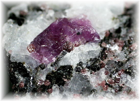 ロシア産]ルビー・コランダム結晶付き原石 - 埼玉県吉川市の天然石専門