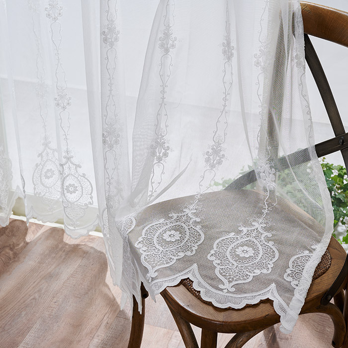 繊細なオーナメント模様をコード刺繍で表現した大人っぽい裾スカラップ