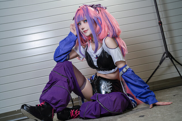 コスプレ】抜群のメイクセンスに美くびれが際立つスタイル作りまで！美