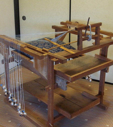 藤岡組紐店 ： 帯〆を組む組み台