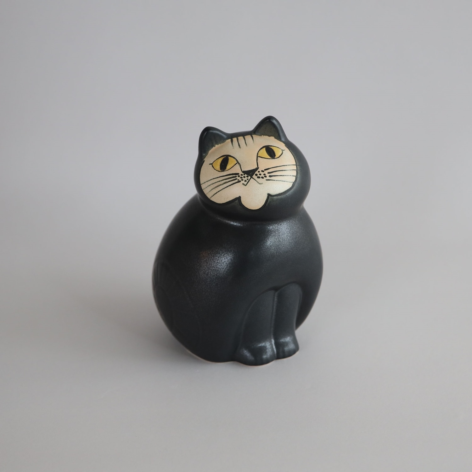 定番品】Lisa Larson Cat MIA Medium Black｜入荷待ち商品｜IDEE SHOP