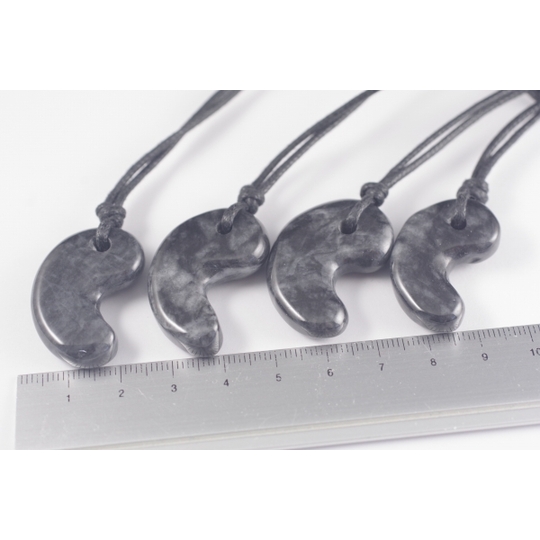 糸魚川産黒翡翠勾玉ペンダント 人気の勾玉ペンダント販売 天然石・国産