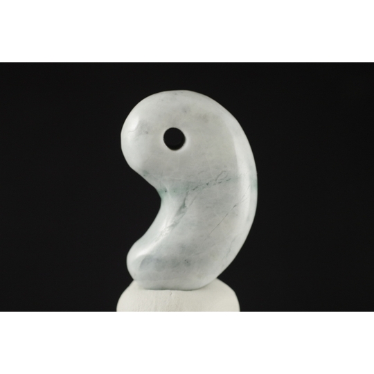 糸魚川翡翠 勾玉 国産翡翠の勾玉販売 天然石・国産原石の専門店｜名取