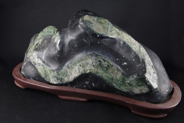 蛇紋石1．9kg 鑑賞石 天然石販売 名取貴石 天然石・国産原石の専門