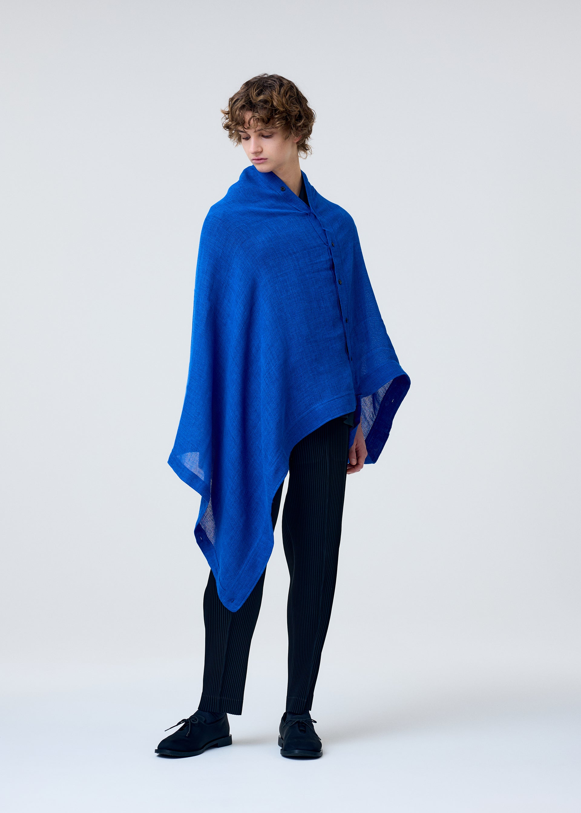 SLEEVED STOLE – isseymiyake.com