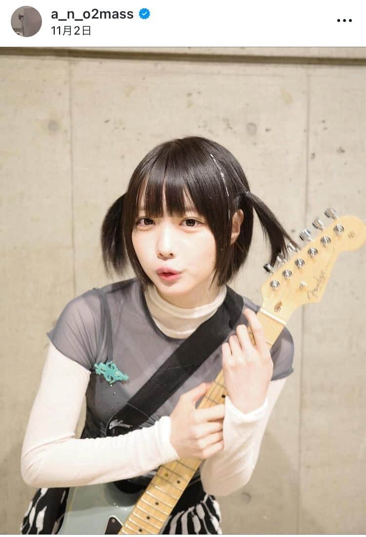 あのちゃん、膝上ミニスカ×ブーツのコーデで夜の街角に 「武藤敬司