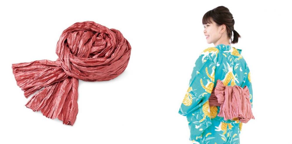 ねこじゃらしの草原で遊ぶ茶トラ猫とちょうちょの浴衣とは - Japaaan