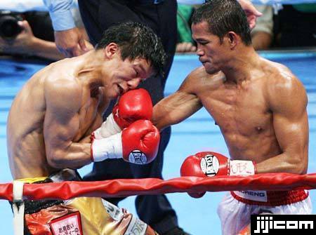 WBAフライ級世界戦・12回、王者デンカオセー…：ボクシング 亀田3