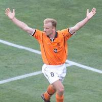 デニス・ベルカンプ＝FW W杯成績：1…： 歴代最強イレブン オランダ