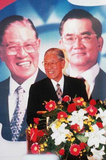 台湾初の総統直接選挙で勝利し喜びの李登輝氏＝台…：李登輝元台湾総統