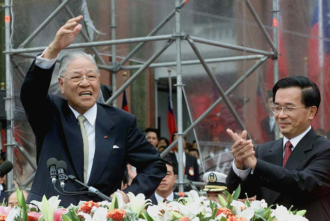 台湾総統府で、総統を退任した李登輝氏（左）と拍…：李登輝元台湾総統