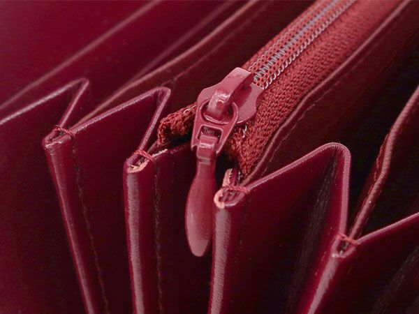 いちご ぐるっとファスナーの長財布［t］