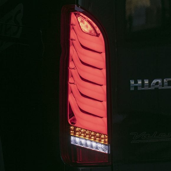 オープニング＆エンディングアクション搭載のハイエース用VALENTI