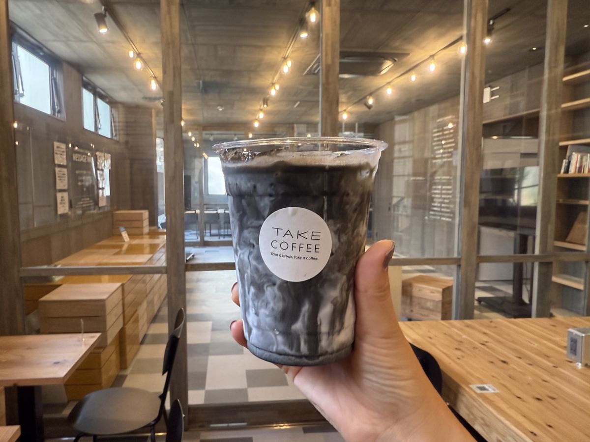 竹炭ラテに本格抹茶ラテも。 リモートワークにもぴったりの癒やし空間