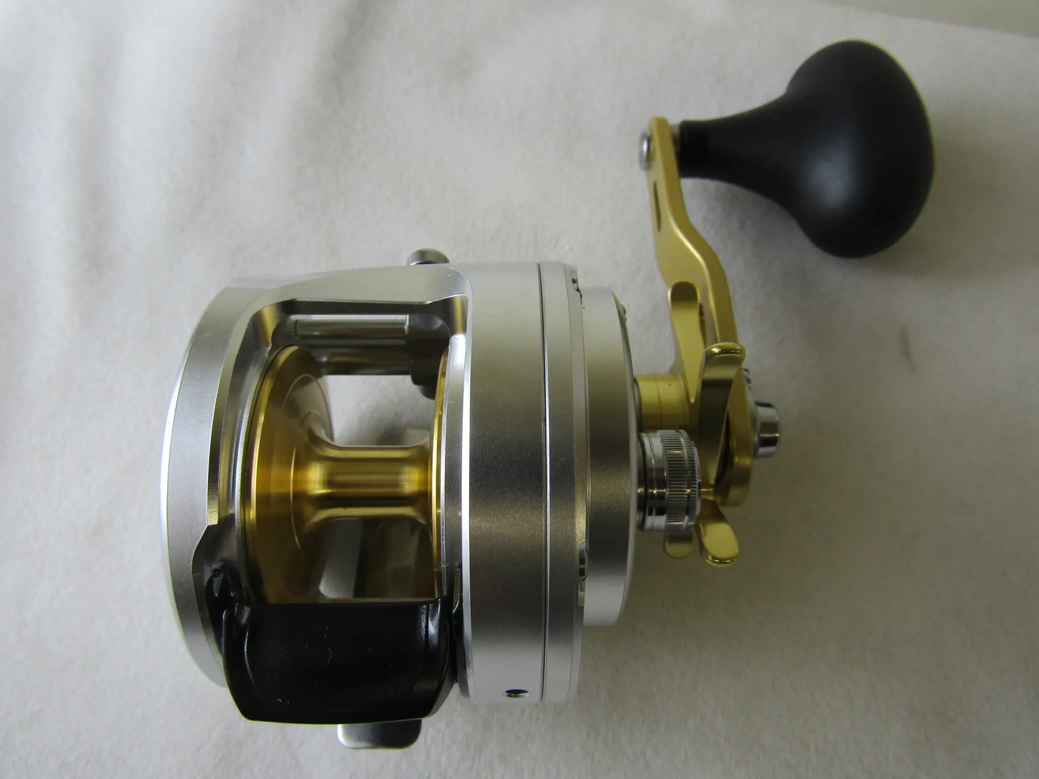 カルカッタ800F（右） - 28,500円 : 海釣り、船釣り専門店の沖三昧