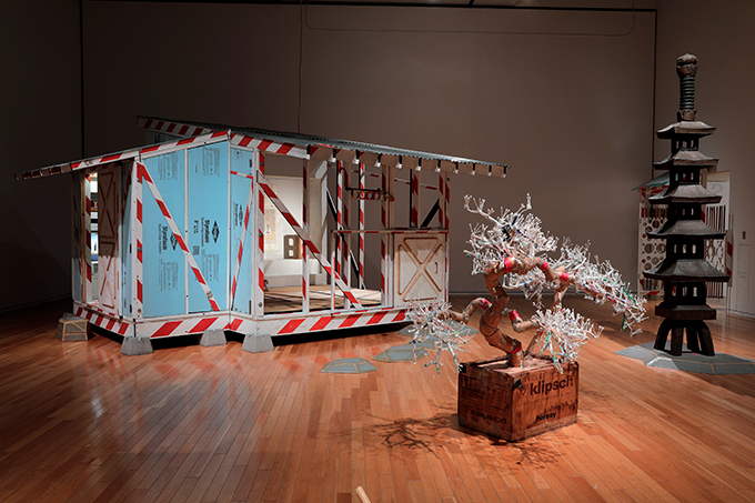 トム・サックス ティーセレモニー[展示風景]｜東京オペラシティアート