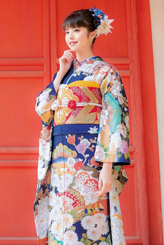 青地に白花が咲き誇る正統派振袖｜金帯が映える格式高い成人式スタイル