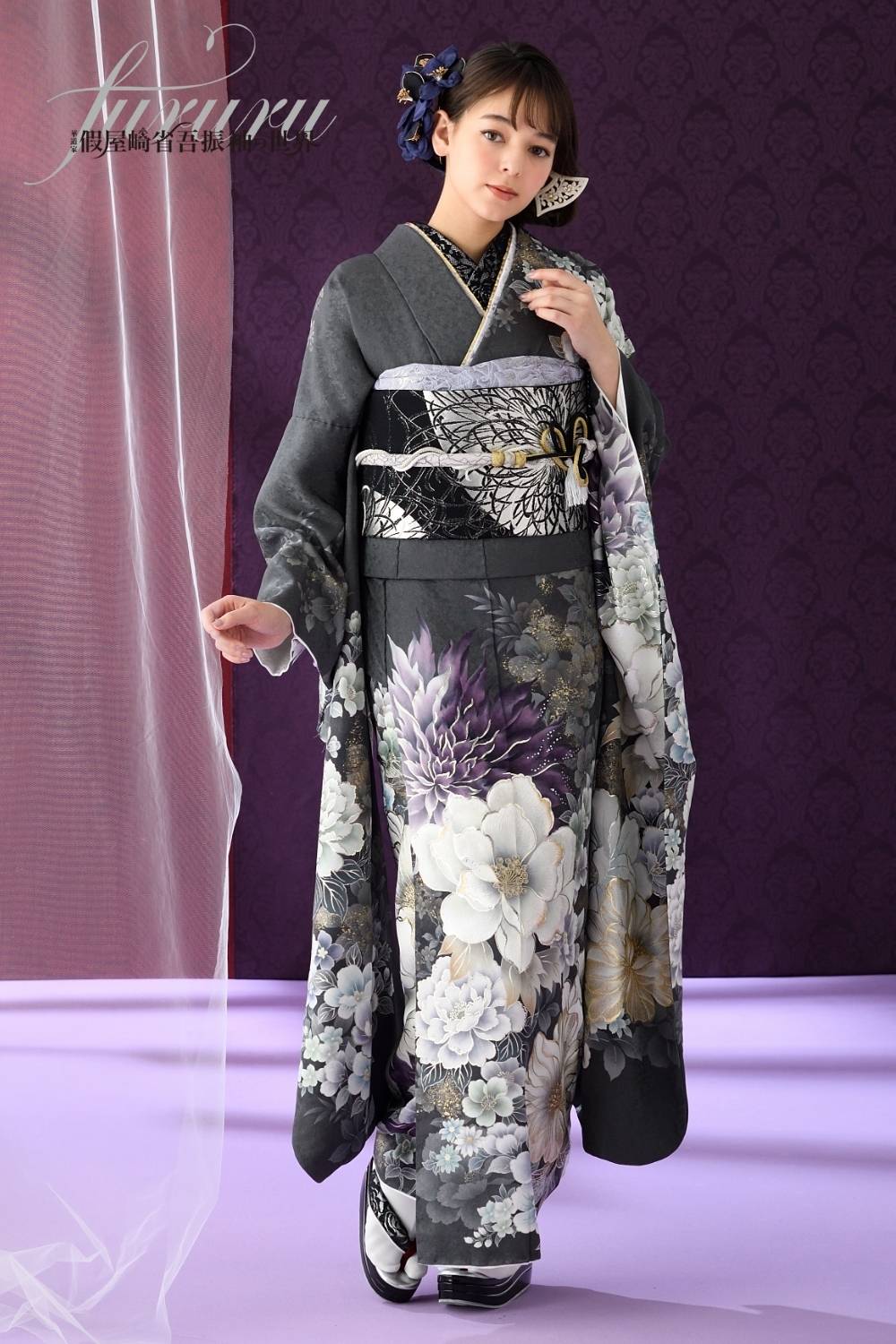 假屋崎省吾振袖の世界｜グレーに白牡丹と銀彩が映えるシックなモダン振袖