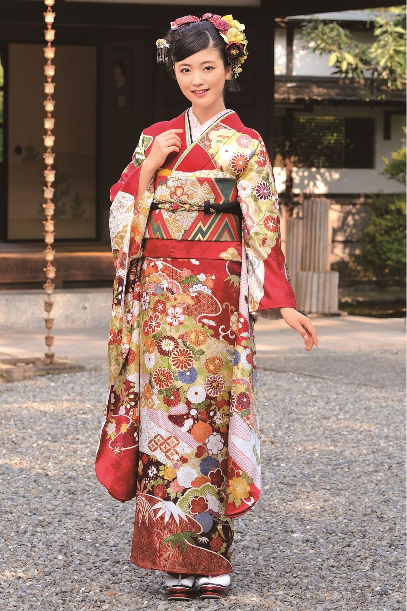 赤地に牡丹や菊が咲き誇る豪華振袖｜金帯が映える晴れやかな成人式スタイル