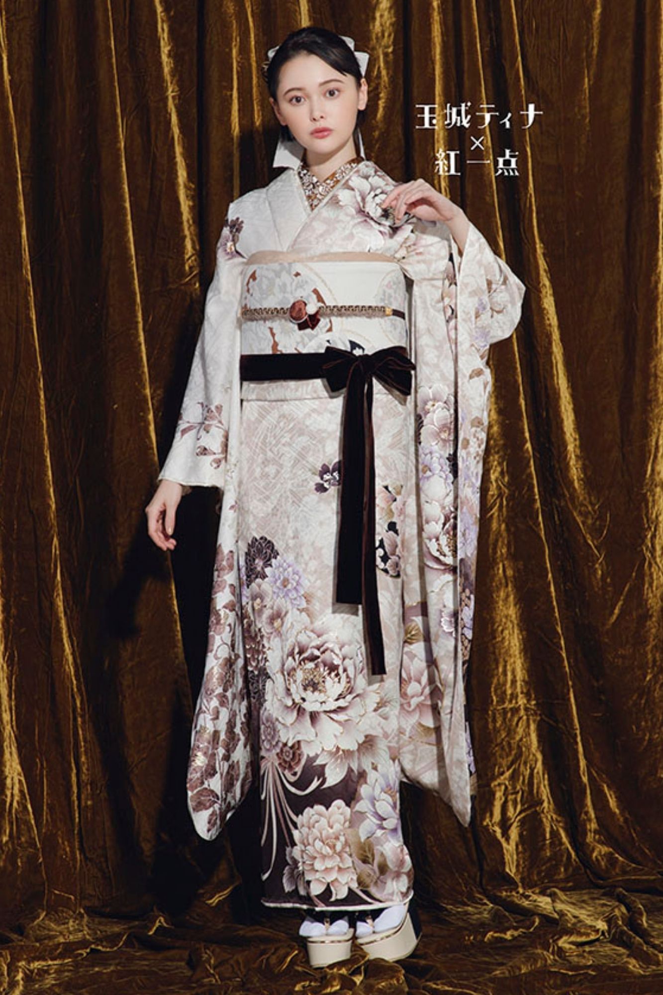 玉城ティナ×紅一点 くすみ淡ベージュと白の染め分け牡丹柄振袖／裾ブラウン