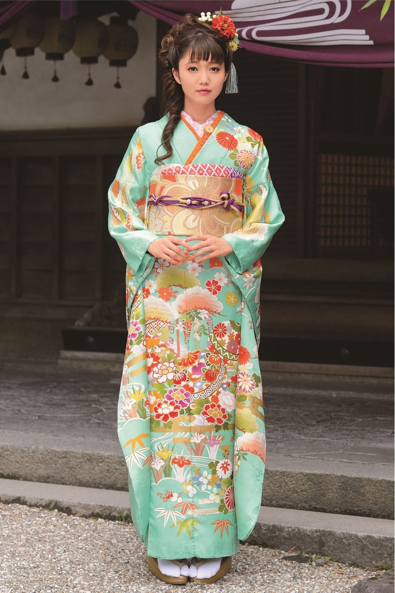 上品なミントグリーン地に牡丹と菊が咲き誇る振袖｜金帯で華やぐ上品