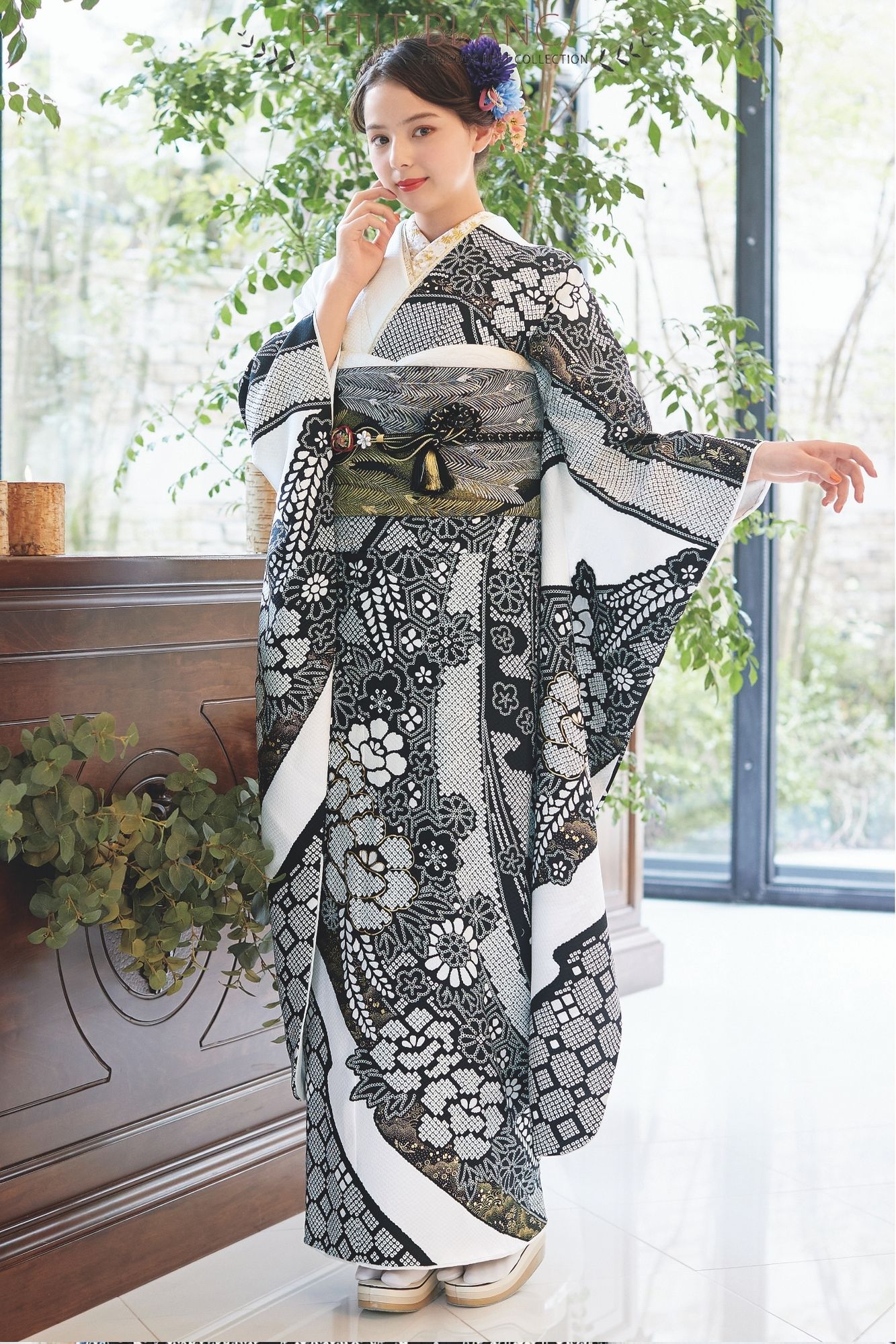 白黒モノトーンで魅せる絞り柄振袖｜白地の抜け感と牡丹柄で魅力倍増
