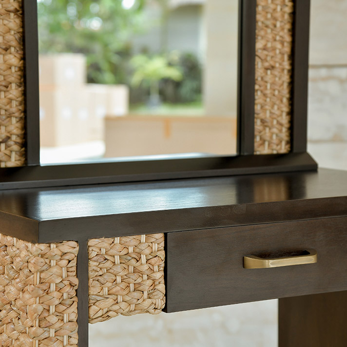 ヒヤシンスを贅沢に使ったドレッサーセット。毎日のメイクアップが