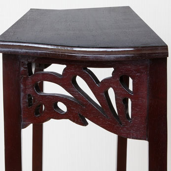 曲線の効いた彫刻が上品で美しいコンソールテーブル。 /アジアン家具