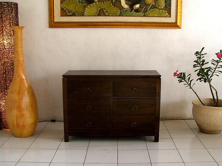 チーク無垢材の美しい木目を最大限に引き出したデザインチェスト