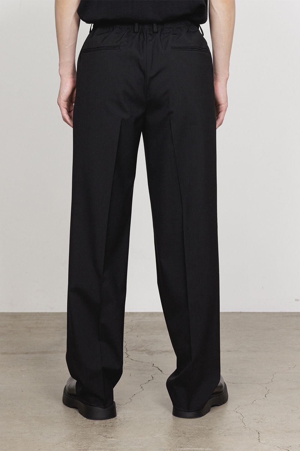 MARKAWARE - SUPER 160's WOOL GABARDINE ONE TUCK TAPERED EASY PANTS