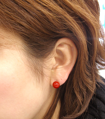 K18WG血赤珊瑚ピアス 丸玉8mm