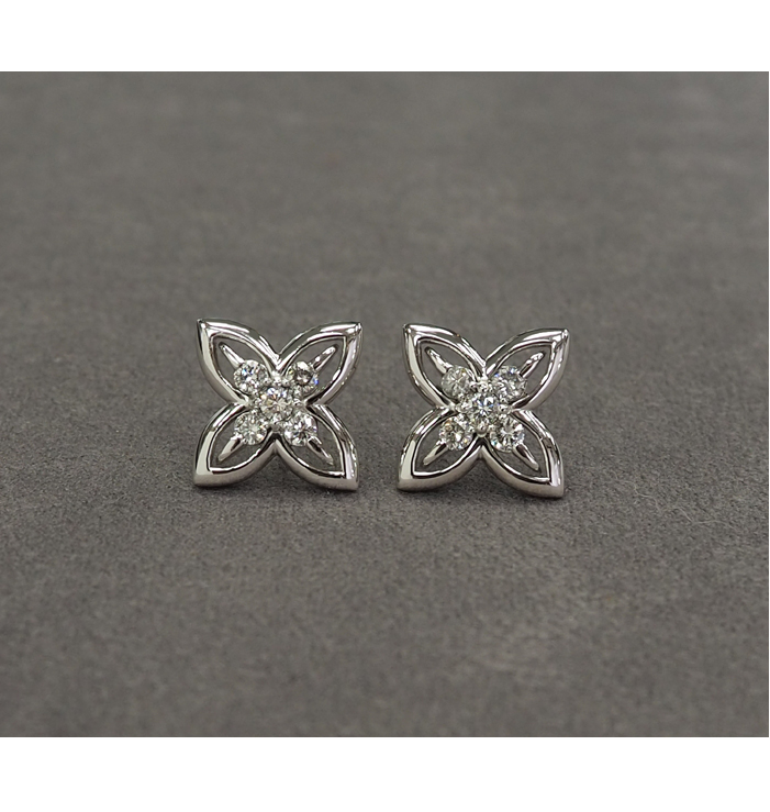 プラチナ ダイヤモンドピアス 四枚の花びら フラワーデザイン