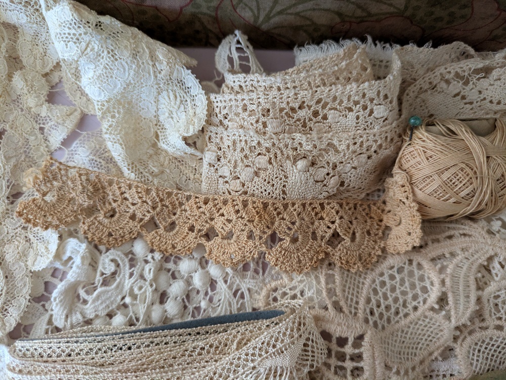 フランスアンティーク カルトナージュボックス入りたっぷりレース