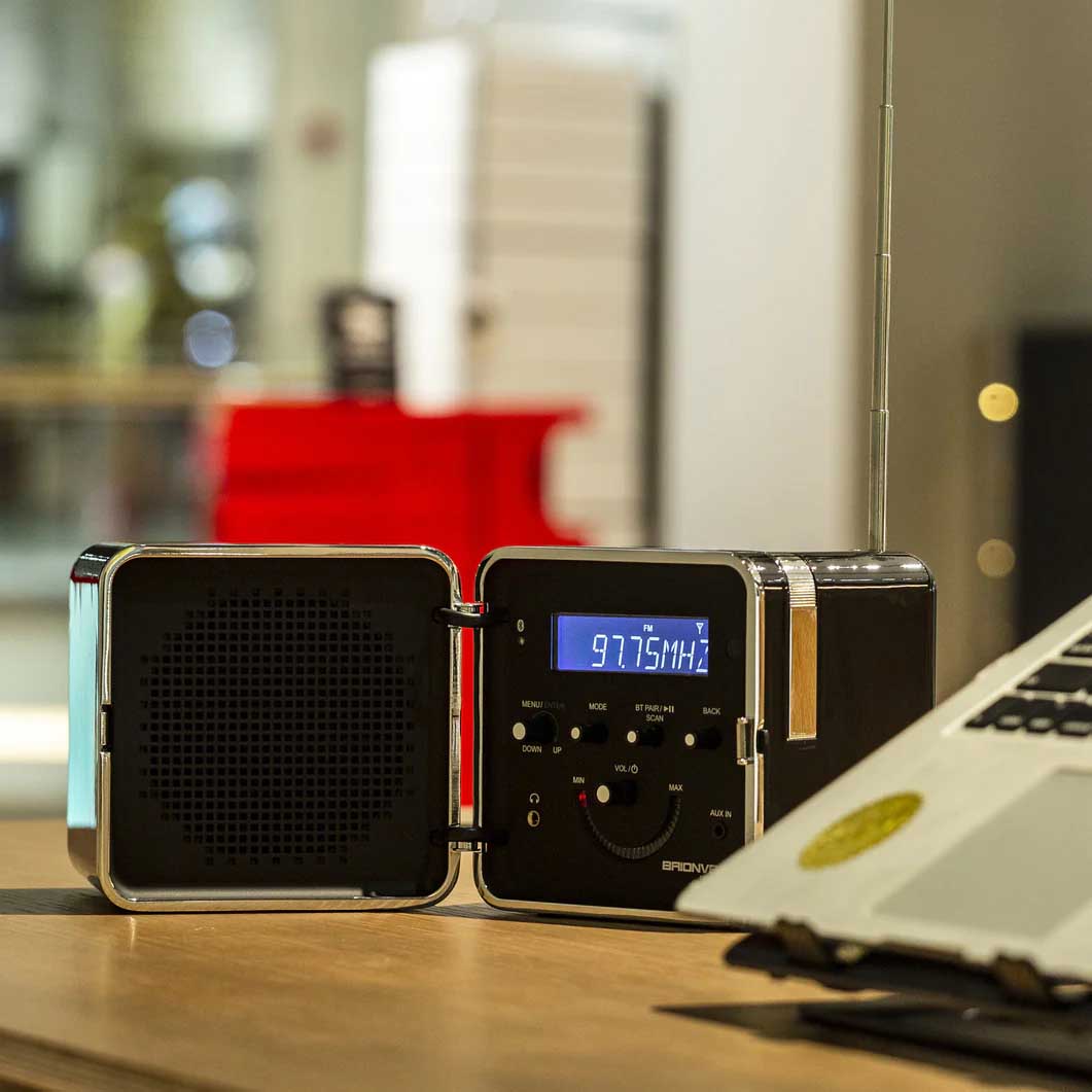 Brionvega Radio Cubo 50 ポータブル ラジオ ブラック(ブラック)：テック