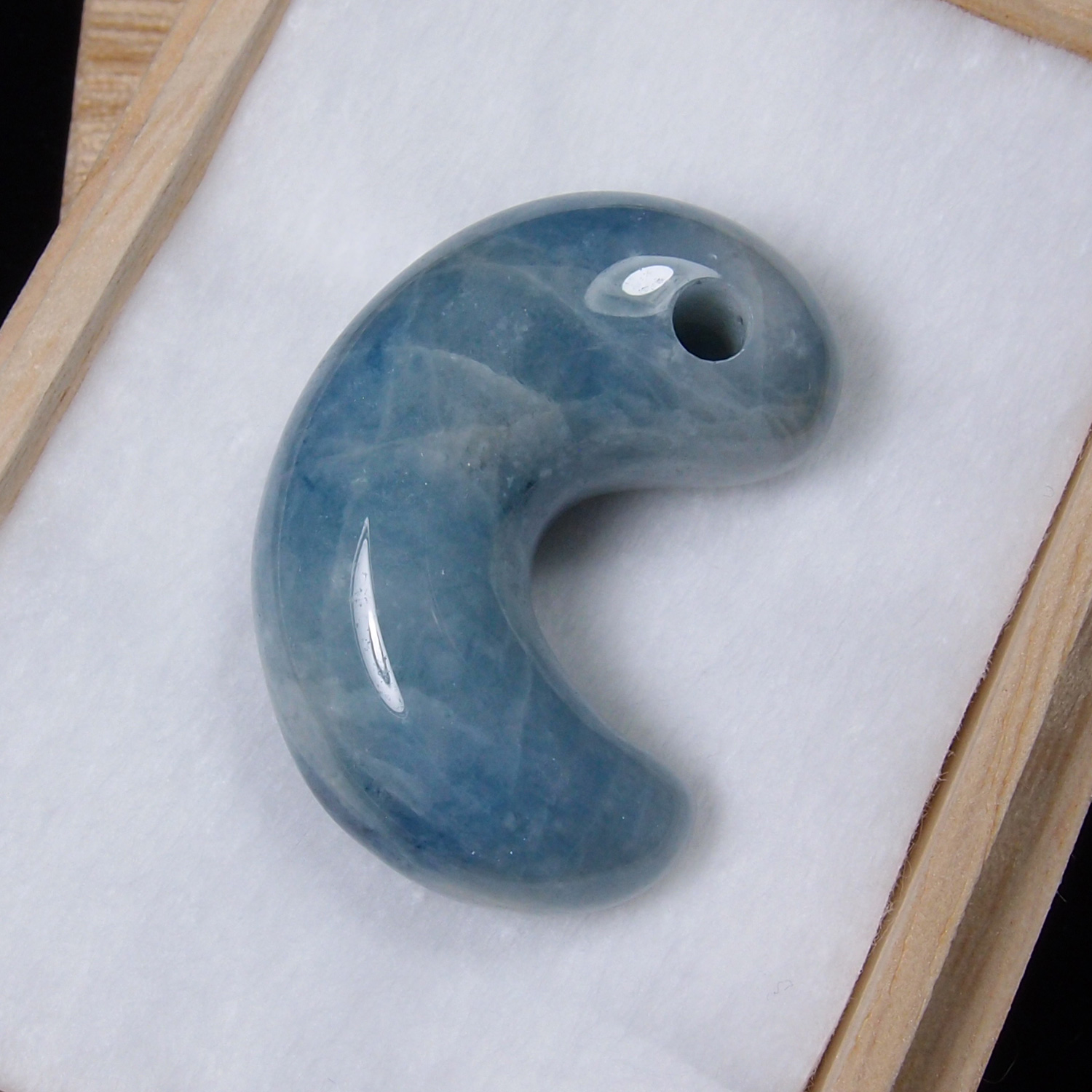 HS322 糸魚川入コン沢産青翡翠勾玉（まがたま） MoonMadness