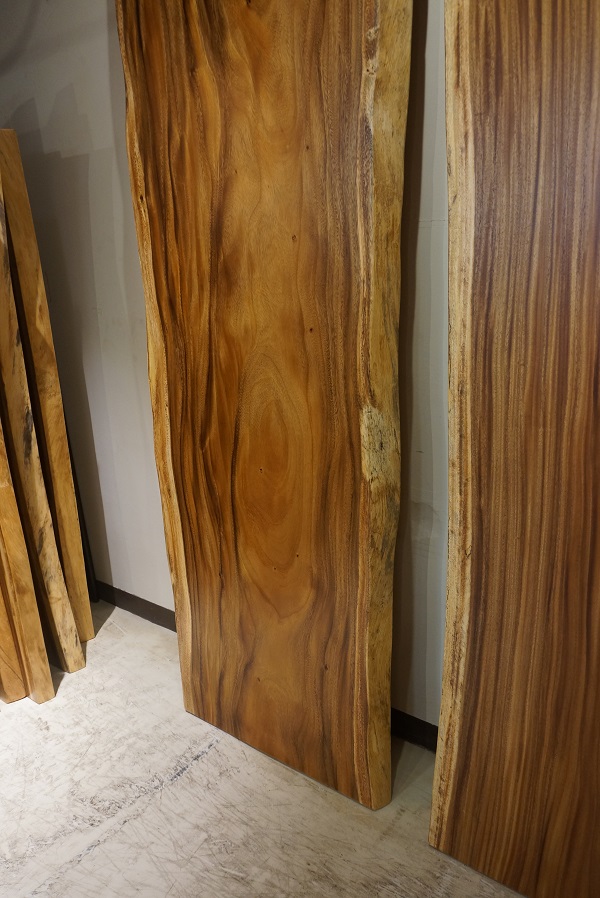 天然木 東京 新宿 東五軒町店展示 欅（けやき・ケヤキ）材 一枚板