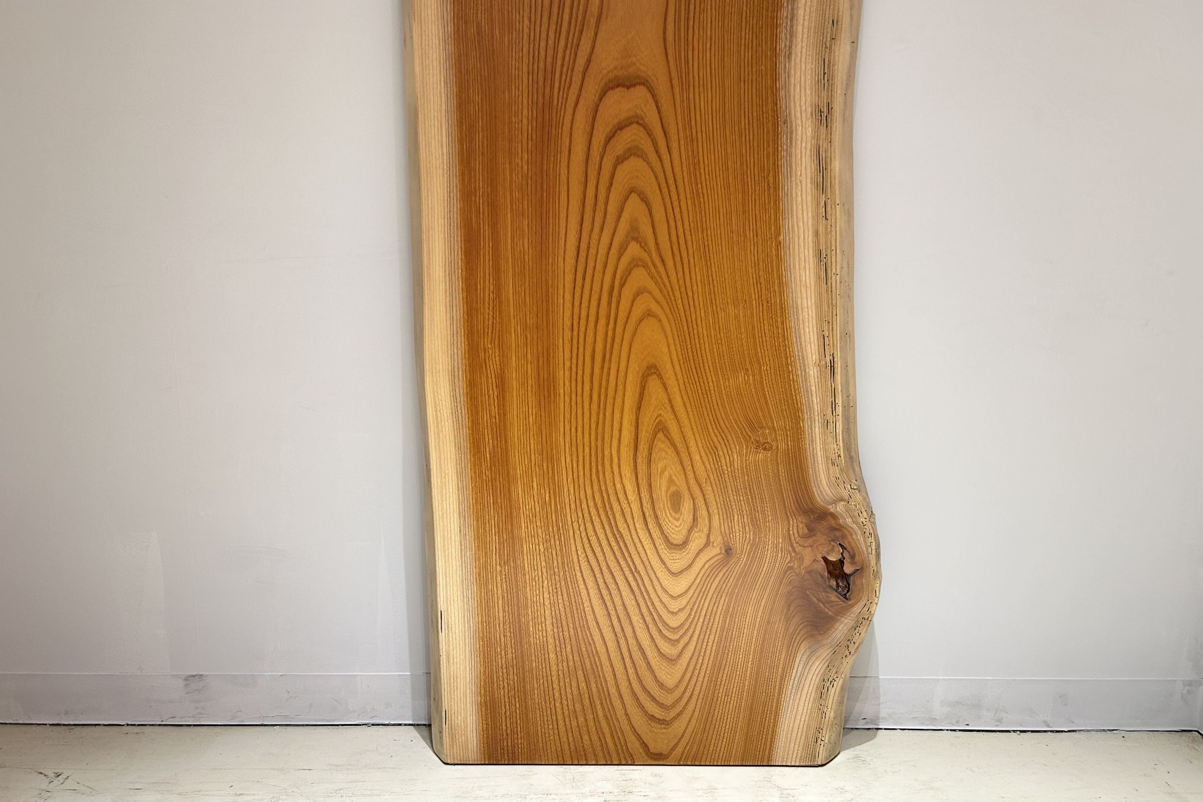 天然木 東京 新宿 東五軒町展示 モンキーポット材 一枚板 テーブル用天