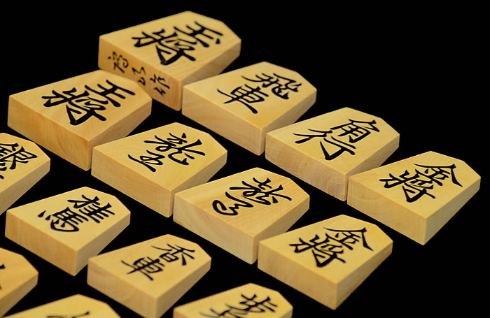 将棋駒 本黄楊（御蔵島黄楊）上彫 鷹山作 | 前川榧碁盤店