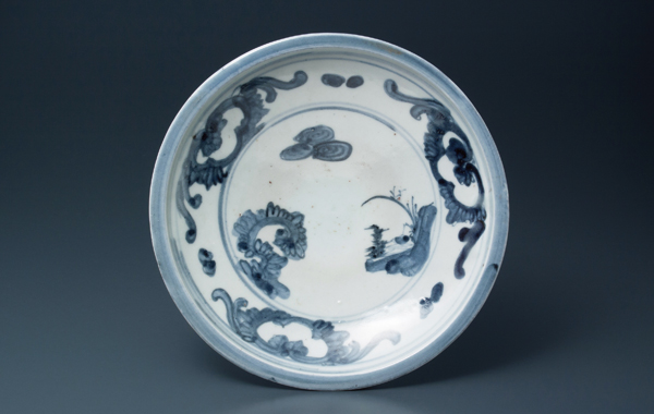 初期鍋島陽刻染付唐花文七寸皿 | 商品詳細 東洋古陶磁の前坂晴天堂