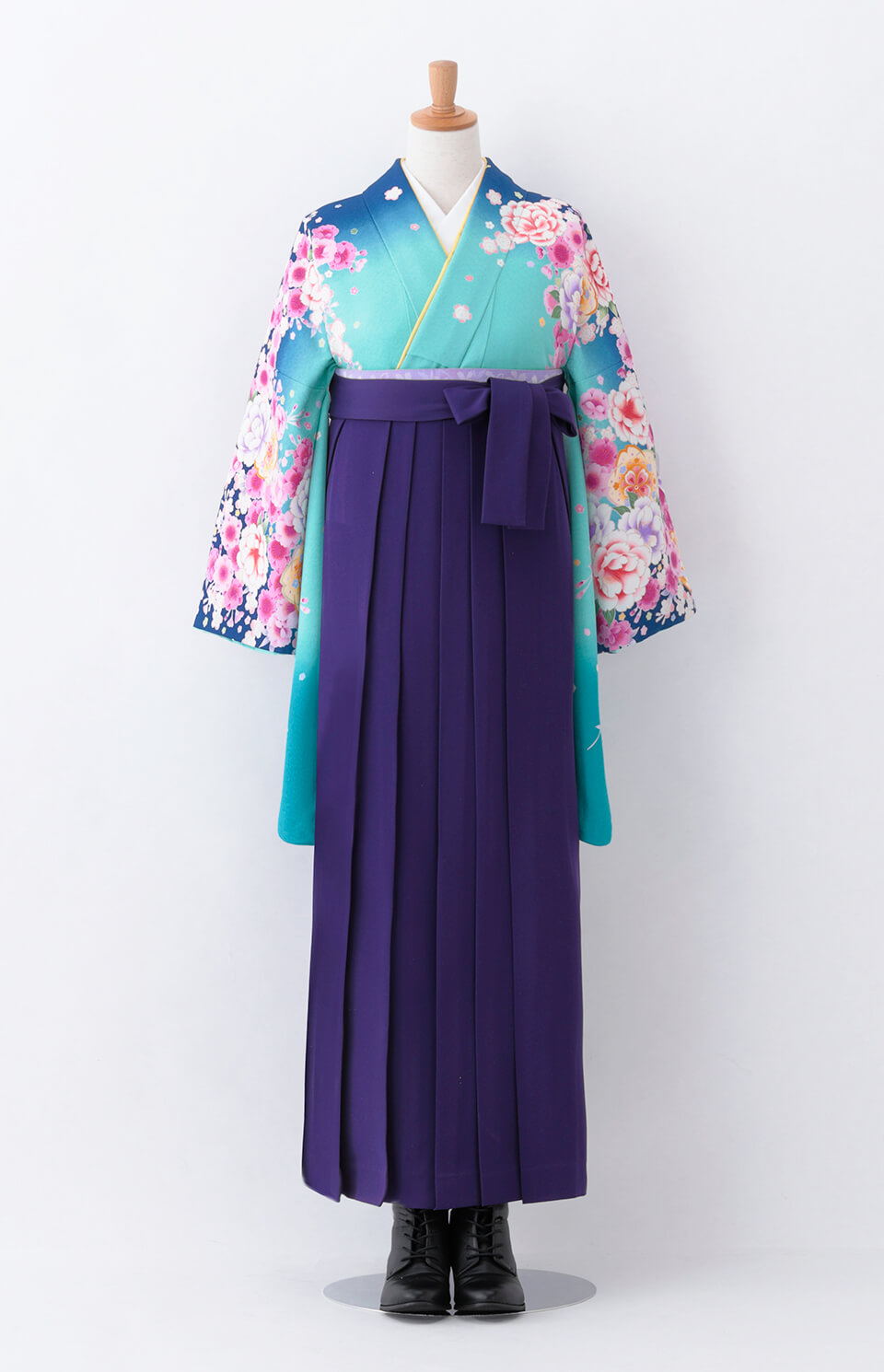 着物〉水色×青色 変り桜柄着物 〈袴〉紫色 無地袴 【T121】｜卒業袴の