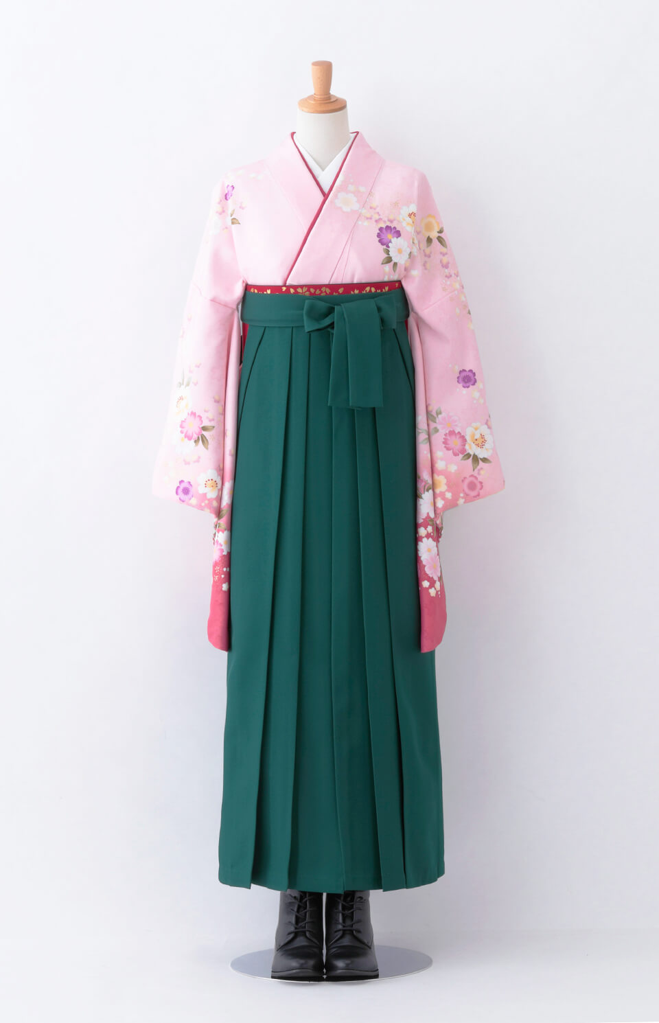 着物〉ピンク色 乱菊柄着物 〈袴〉グリーン色 無地袴 【T152】｜卒業袴