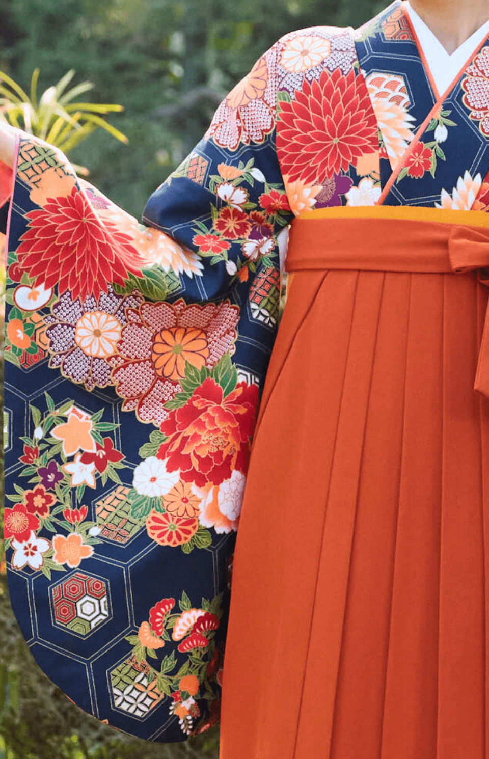 着物〉紺色 亀甲ダリア柄着物 〈袴〉さび朱色（オレンジ色） 無地袴