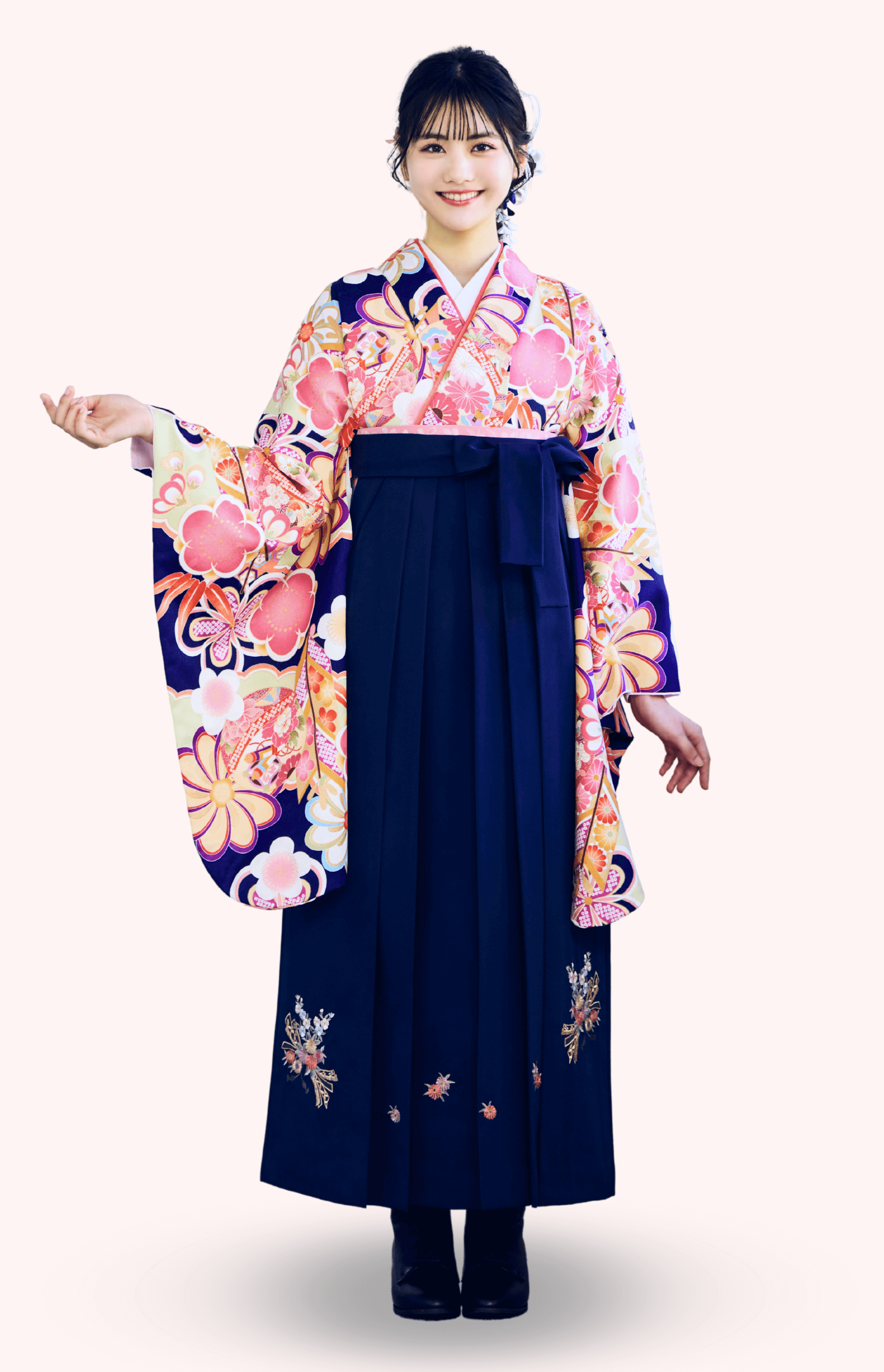 着物〉紺色 矢羽に毬柄着物 〈袴〉紺色 熨斗目花束の刺繍袴 【123